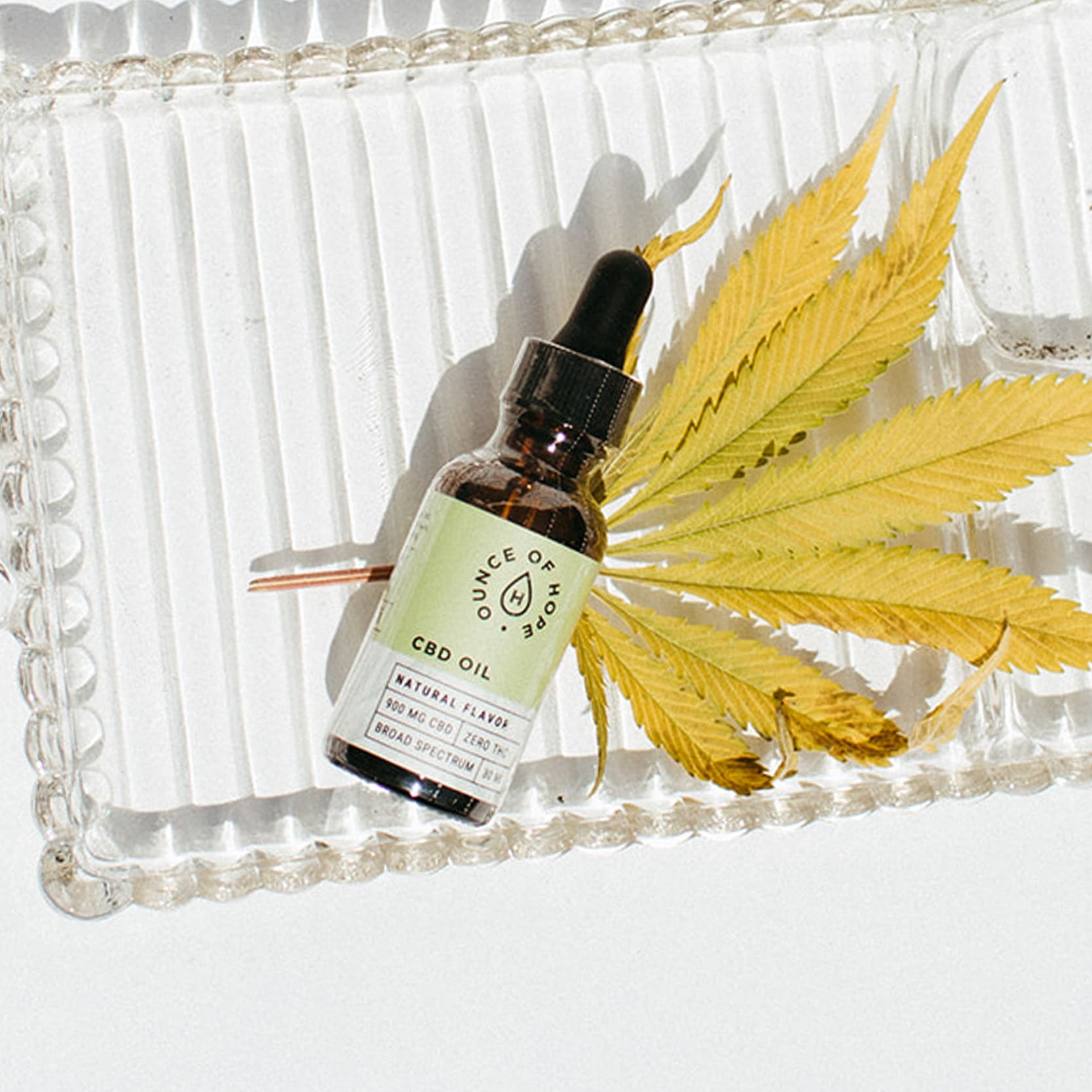 OOH-BroadSpectrum-900MG-CBD-OIL-TILT